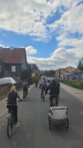 Radfahrer mit Familie in Viernau / Radtour 2025