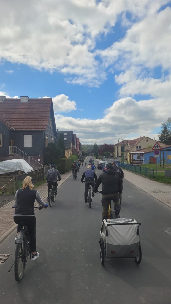 Radfahrer mit Familie in Viernau / Radtour 2025